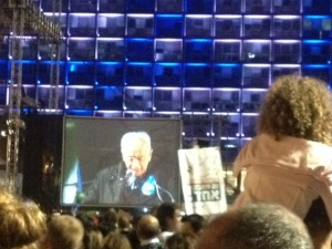 peres-speaking-onscreen