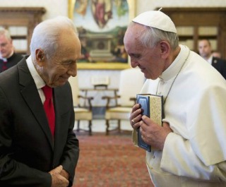 pope francis-shimon peres320x265