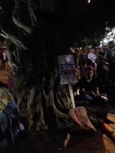 woman-at-tree